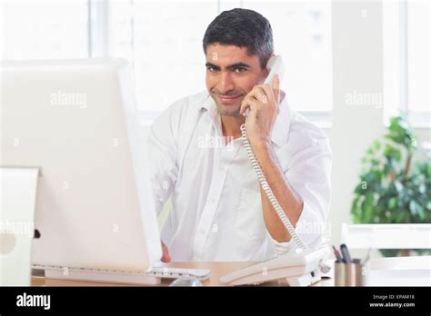 Gesch Ftsmann Mit Telefon Und Computer Stockfotografie Alamy