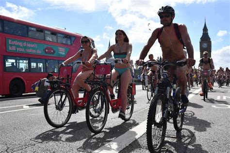Hàng nghìn người khỏa thân đạp xe ở Anh