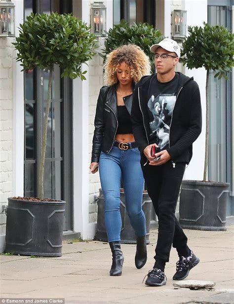Jesse lingards new instagram layout. Manchester United's Lingard treats girlfriend to lunch ...