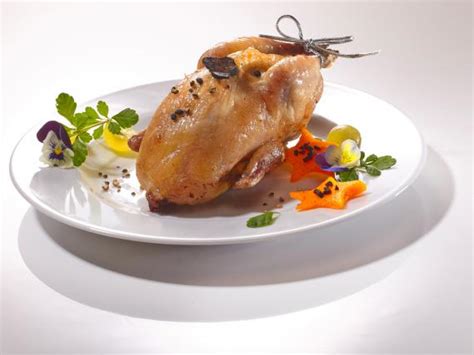 Testez cette recette de caille farcie au foie gras ou une recette de caille à l'orange. Recette - Cailles en cocottes farcies aux raisins et aux figues | 750g