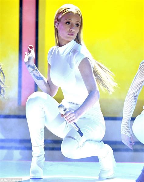 Iggy Azalea Shows Off Her Curves As She Performs In Clinging White At Peoples Choice Awards