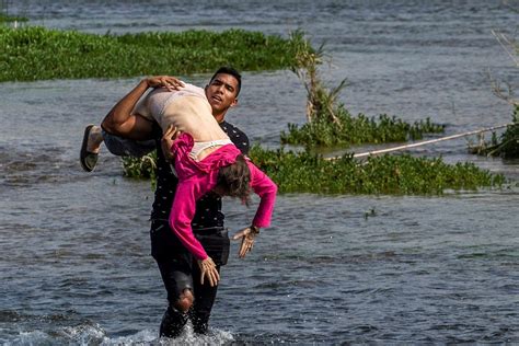 Un Migrante Venezolano Cruza El Río Bravo Desde México A Estados Unidos