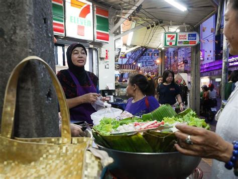 Banyak restoran makanan halal yang terdapat di kota bangkok, thailand. Makan Tanpa Was-Was di 5 Restoran Halal di Bangkok