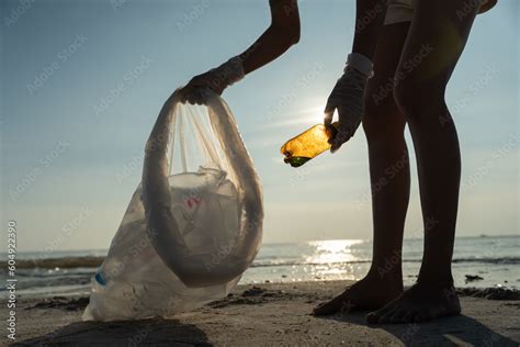 Foto De Save Ocean Volunteer Pick Up Trash Garbage At The Beach And