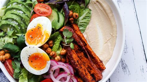 This Mediterranean Breakfast Salad Combines 2 Huge Healthy Eating