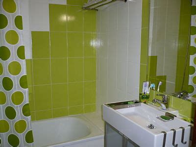 Pintar los azulejos del baño o la cocina es una de las claves para renovar tu casa. Cómo pintar los azulejos de baño y cocina
