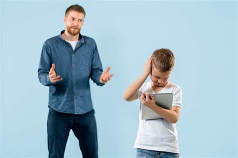 Padre Enojado Regañando A Su Hijo En Casa Foto Gratis