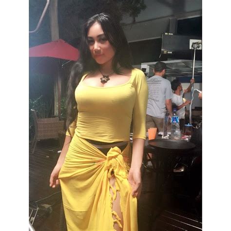 Foto Hot Pamela Safitri Duo Serigala Seksi Yellow Terbaru Cewek 17