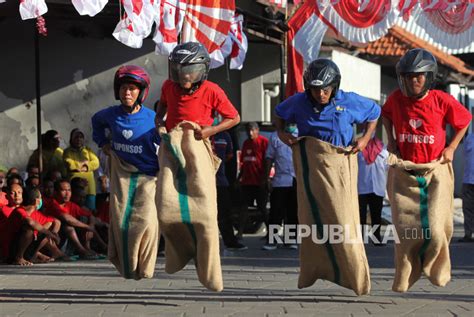 Odgj Ikut Lomba Balap Karung Di Surabaya Semarakkan Hut Ri Republika