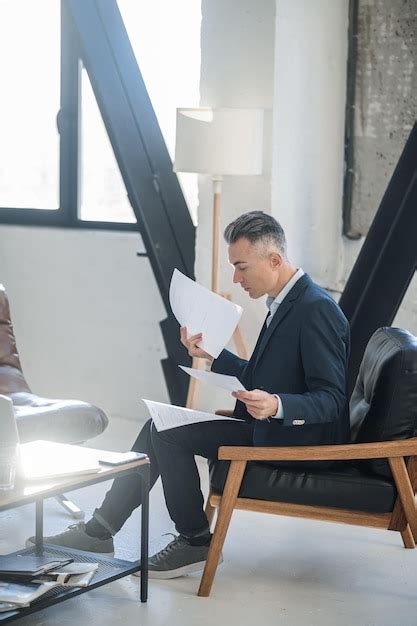 Empresario Elegante De Mediana Edad Que Trabaja En La Oficina Foto