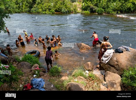 la population locale de prendre un bain dans la rivière à l teuk chhou rapids dans la province