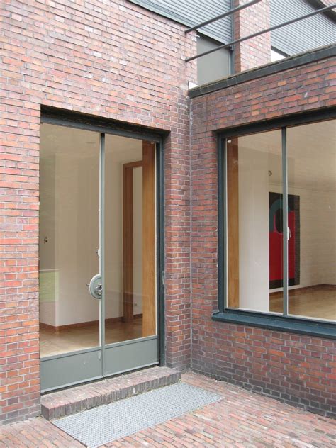 Ludwig mies van der rohe hatte dieses haus im jahre 1933 für den besitzer einer graphischen kunstanstalt, karl lemke, entworfen. Mies Van der Rohe - brick detail. haus lange and haus ...