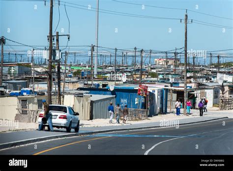 Straße Mit Behelfsmäßigen Häuser Und Menschen In Khayelitsha Kapstadt