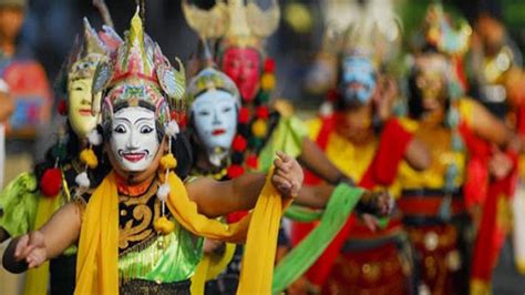 Dilansir dari situs encyclopedia jakarta tourism, busana penari perempuan adalah baju kurung lengan panjang dengan kain yangmenutupi pinggan hingga mata kaki. Tari Topeng - Pengertian, Gerakan dan Keunikan Luar Biasa