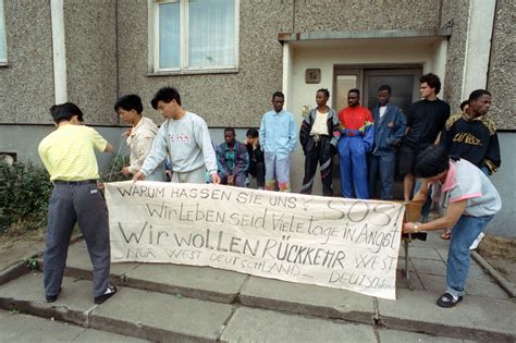 Alkohol führte laut polizei zu einer aggressiven stimmung, mindestens 15 polizisten wurden verletzt. 1992: Das waren die Ausschreitungen von Rostock ...