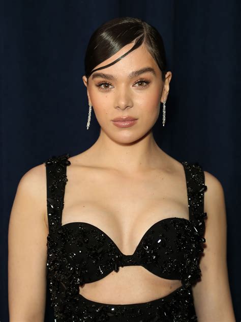 Feb 27 28th Screen Actors Guild Awards Arrivals 102 I Heart Hailee Photo Gallery