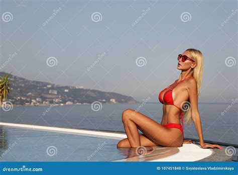 Mujer Atractiva Con El Pelo Rubio Y Cuerpo Perfecto En Bikini Lujoso