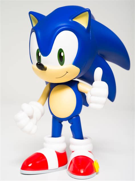 Woman Bakes Sonic Cake For Her Pals Birthday But It Ends Up Looking