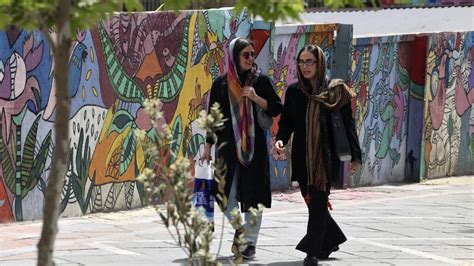 إيران الشرطة تعود لتشديد الرقابة ومعاقبة النساء غير المحجبات بعد عشرة