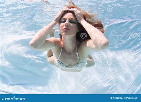 Vrouw Met Rood Haar In Een Zwembad Stock Foto Image Of Adem Water