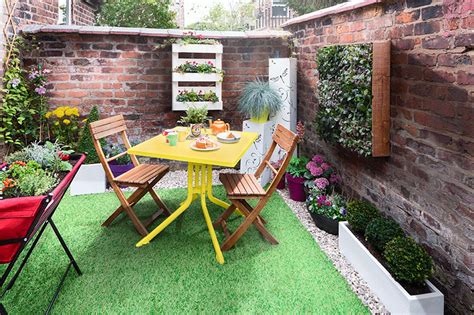 Coba potong paralon sesuai hal terpenting dalam membuat kebun hidroponik di rumah adalah dengan menyiapkan media tanam. Luas Terbatas? Ini 5 Ide Kebun Rumah yang Bisa Dicoba!