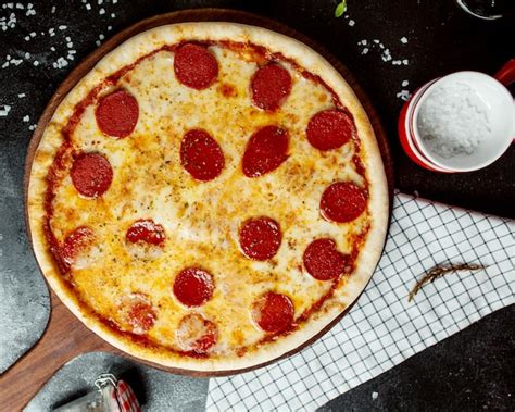 Pizza Au Pepperoni Avec Tomate Et Fromage Photo Gratuite