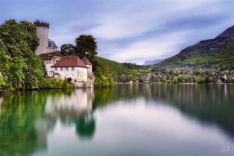 Le Lac Dannecy Et Le Château De Ruphy Haute Savoie France Castles
