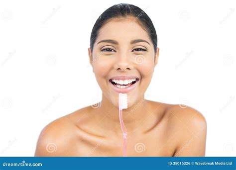 Escova De Dentes Guardando Moreno Do Nude Alegre Foto De Stock Imagem