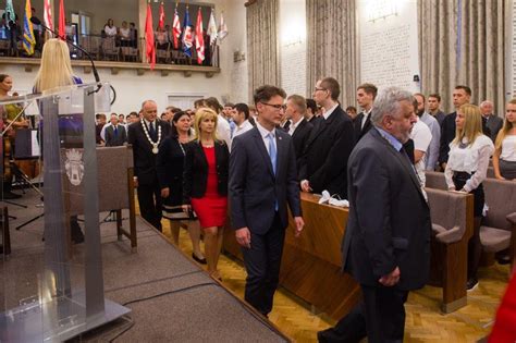 A magyar oligarchákról közölt nagy anyagot az üzleti lap, ebben a századvég egykori vezetője. Székesfehérvár Városportál - Több mint 300 elsőéves ...