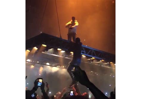 Photo Kanye West En Concert à Atlanta Un Fan Tente De Monter Sur