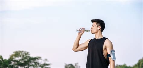 Free Photo Men Stand To Drink Water After Exercise