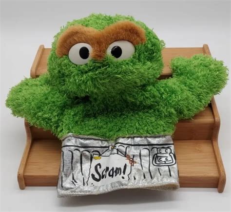 Oscar The Grouch Hand Puppet Sesame Street 2003 10” Green Plush Read
