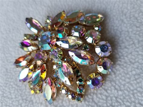 Designer Weiss Iridescent Ab Rhinestones Set In Shiny Gold Tone