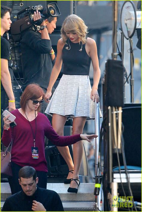 Taylor Swift Gets Ready To Entertain Us On Jimmy Kimmel Live Photo 3225855 Taylor Swift