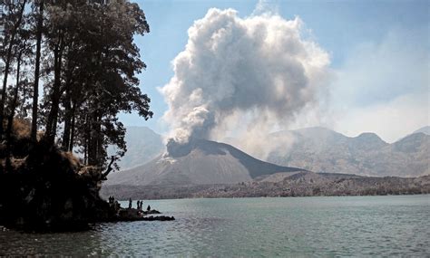 Volcano Leaves Tourists Stranded At Indonesia Airports Al Jazeera