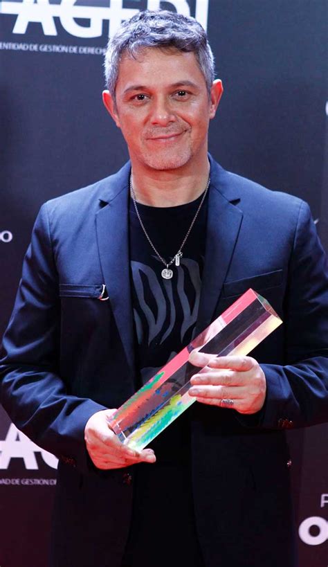 Este se encuentra en dos versiones, siete alejandro sanz woman y siete alejandro sanz man. Alejandro Sanz foto Premios Odeón Photocall ganadores 2020 ...