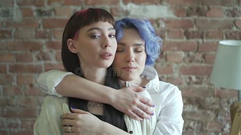 Zwei Junge Lesbische Frauen H Lt Kamera Bei Der Stellung Im Hellen