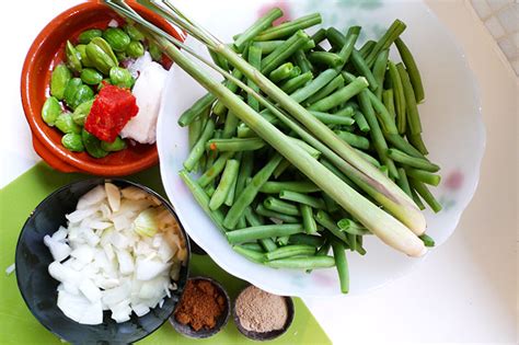 Sambal baloujak (milde gebakken sambal op basis van honing) sausijs bakar; Sambal Goreng Buncis (Green beans) - Classic recipe