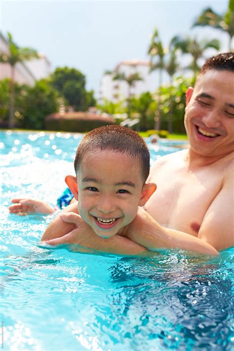 Ver Happy Father With His Son In The Swimming Pool Del Colaborador De