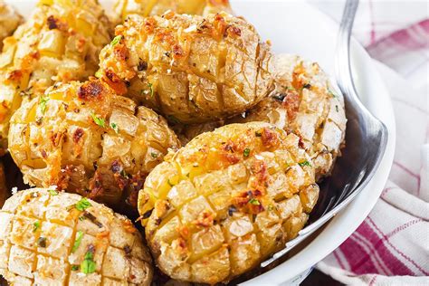 Cheesy Garlic Roasted Potatoes Recipe — Eatwell101