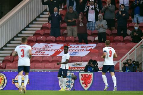 Saka was involved in england's winning goal, breaking the lines to start the attack before the excellent jack grealish crossed for sterling to head home at the back post. Bukayo Saka cetak gol perdana saat Inggris kalahkan ...