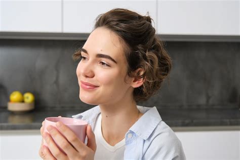 Szczęśliwa Brunetka Pije Kawę W Domu Dziewczyna Z Różową Filiżanką