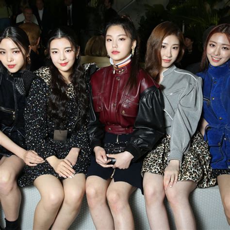 K Pop Girl Group Itzy Officially Announces Fandom Name E Online Ap