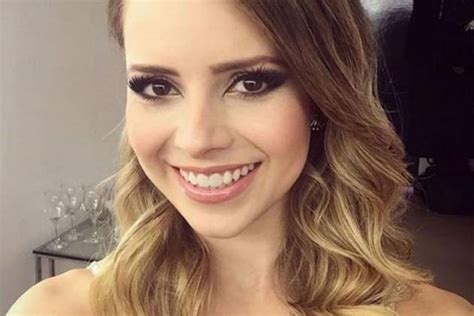 Sandy is a very pretty girl. Filho de Sandy brinca de boneca e gera repercussão na web ...