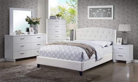 Contemporary Decor 4pc Set White Bedroom Furniture Classic Queen Size