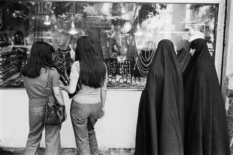 عکسی از تیپ زنان محجبه و بی حجاب قبل از انقلاب مجله اینترنتی دوستان