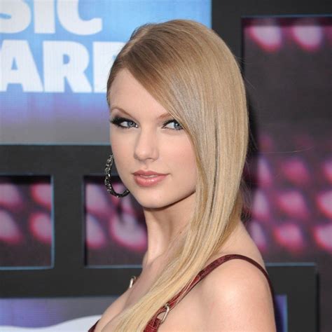 Taylor Swift S Hair Evolution Through The Years Hair Evolution Blonde Hair With Bangs Taylor