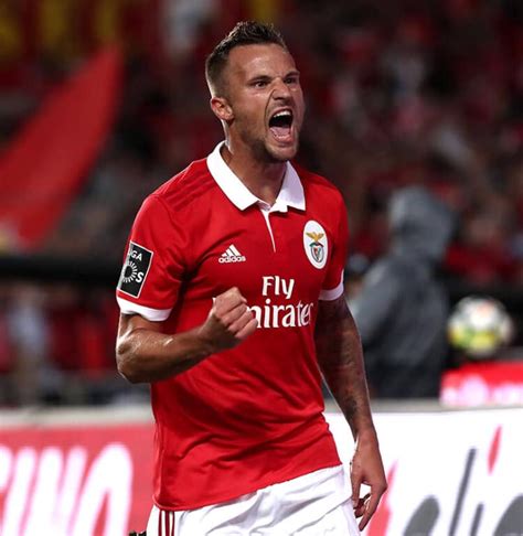 Team of the season 2019, born 22 feb 1992) is a switzerland professional footballer who plays as a strikerportugal liga nos and the switzerland national team. Seferovic, SL Benfica (com imagens) | Andebol, Judo, Atletismo