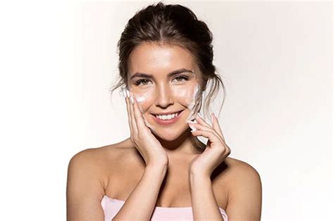 Dok kulit wajah saya biasanya cenderung berminyak, tapi akhir2 ini setelah cuci muka pada malam hari kulit saya diarea pinggir hidung, pipi terasa kering dok suhu. 3 Tips Memilih Produk Sabun Cuci Muka untuk Pemilik Kulit ...