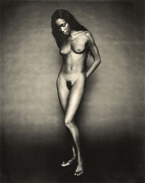 Linda Evangelista Nudes Photos